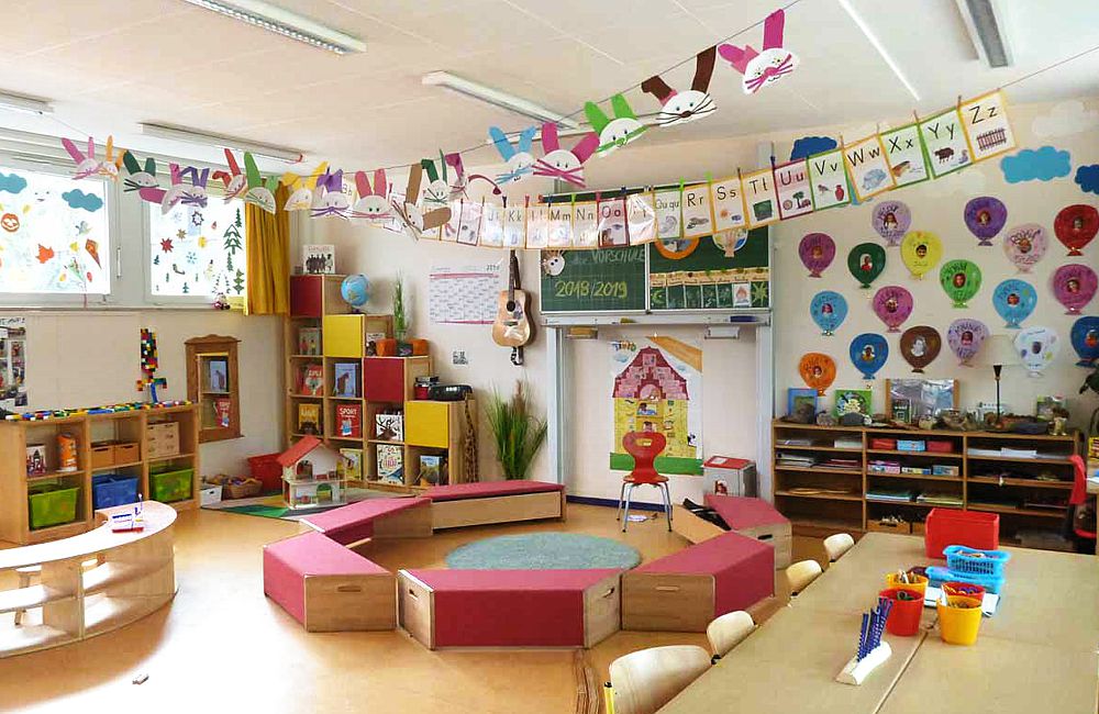 Klassenraum mit vielen Lern- und Spielmöglichkeiten