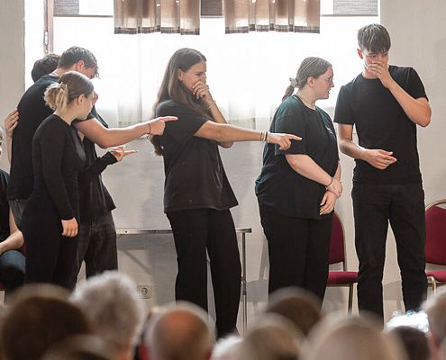 Theaterprojekt mit Jugendlichen vom Verein Weilburg erinnert