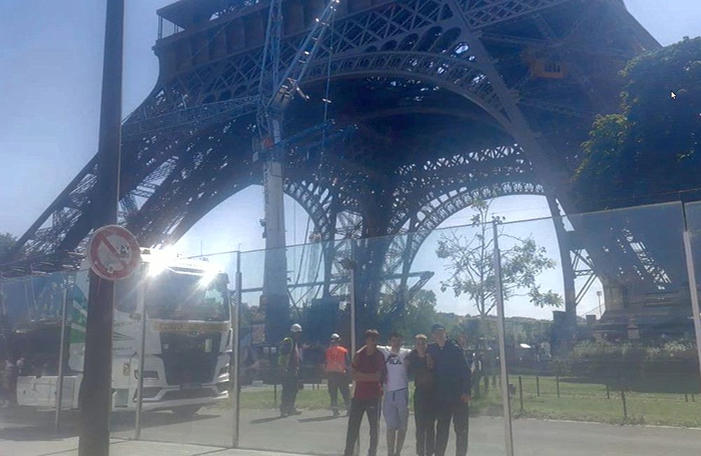 Die Teilnehmer sind in Paris angekommen und stehen stolz vor dem Eiffelturm.